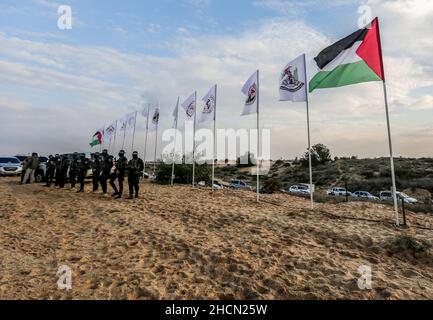 Gaza, bande de Gaza, Palestine.29th décembre 2021.Gaza, Palestine.29 décembre 2021.Les combattants de divers groupes de résistance palestiniens défilent au cours d'un exercice militaire conjoint qui a lieu dans la bande de Gaza.Le Hamas, le Jihad islamique et d'autres groupes militants plus petits ont participé à l'exercice, au cours duquel les groupes palestiniens ont dévoilé leurs capacités militaires et leurs équipements, et ont testé leurs capacités de défense face à toute attaque israélienne potentielle (Credit image: © Yousef Mohammed/IMAGESLIVE via ZUMA Press Wire) Banque D'Images