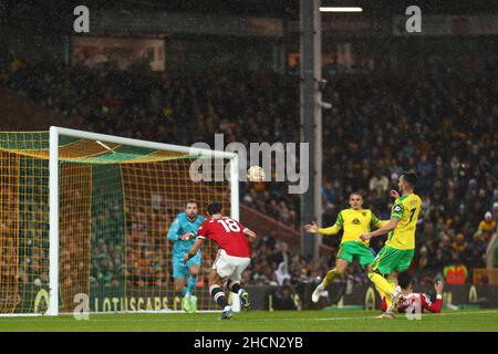 Cristiano Ronaldo de Manchester United est fouillé par Max Aarons de Norwich City avant d'être sanctionnés - Norwich City v Manchester United, Premier League, Carrow Road, Norwich, Royaume-Uni - 11th décembre 2021 usage éditorial exclusif - restrictions DataCo. Applicables Banque D'Images