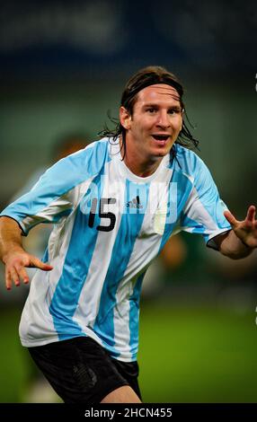 Lionel Messi après avoir marquant un but dans le tournoi de football olympique de 2008 contre la Hollande, à Shanghai Banque D'Images