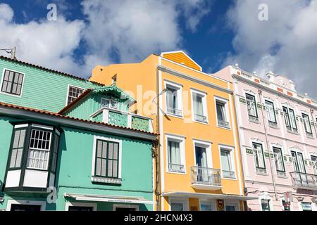 Façades colorées de maisons à Horta, Faial, Açores, Portugal Banque D'Images