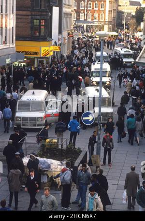 Des policiers et des groupes de jeunes de Dudley Street Wolverhampton après le décès de Clinton McCurbin, qui est mort d'asphyxie alors qu'il était arrêté pour vol à l'étalage et utilisation d'une carte de crédit volée à Wolverhampton, West Midlands, en Angleterre. Banque D'Images