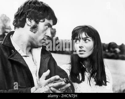 Ian McShane, Jacqueline Pearce, sur le plateau du film britannique, 'Gypsy Girl', alias 'ky West et Crooked', Rank film Distributors, Continental Distributing, 1966 Banque D'Images