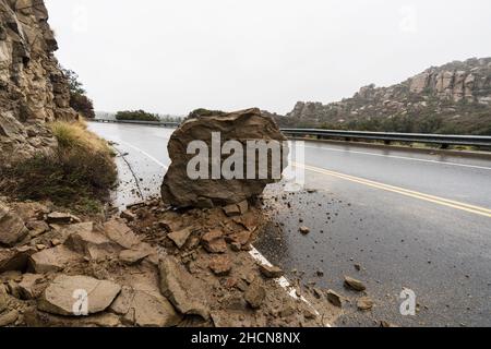 Rock à partir de la pluie tempête de glissement de terrain bloquant la voie de circulation sur Santa Susana Pass Road à Los Angeles, Californie. Banque D'Images