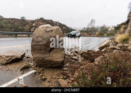 Los Angeles, Californie, États-Unis - 30 décembre 2021 : la voiture de police de Los Angeles répond à la pluie tempête de glissement de terrain bloquant la voie de circulation. Banque D'Images