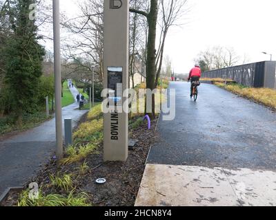 Cycliste sur le nouveau 'Bowline', un parc linéaire et une promenade qui relie le réseau national de vélo route 7 à Bowling Harbour. Banque D'Images