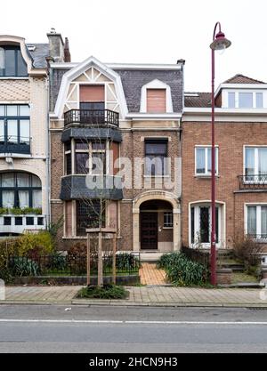 Berchem-Sainte-Agathe, région de Bruxelles-capitale, Belgique - 12 26 2021: Maisons Art déco traditionnelles dans une rue résidentielle Banque D'Images