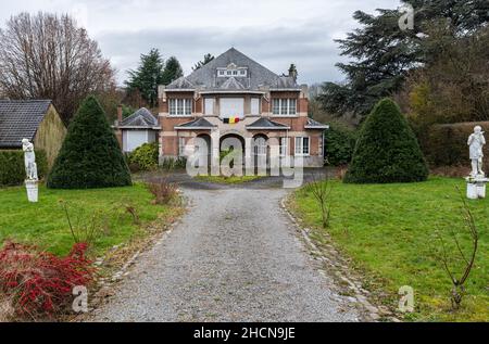 Berchem-Sainte-Agathe, région de Bruxelles-capitale, Belgique - 12 26 2021 : façade de l'isolé Vila les Hetres, traduit par les sangsues Banque D'Images