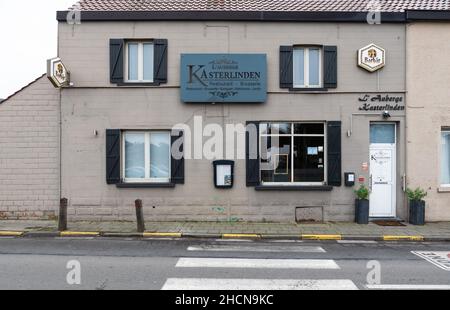 Berchem-Sainte-Agathe, région de Bruxelles-capitale, Belgique - 12 26 2021: Entrée et façade du restaurant traditionnel Kasterlinden Banque D'Images