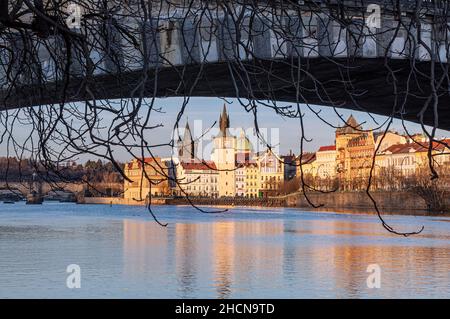 Vue sur le château d'eau de la vieille ville sous le pont de la légion Banque D'Images