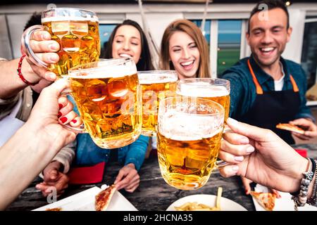 Point de vue des jeunes tout en dégustant de la bière sur le patio de la maison après le travail - concept de style de vie d'amitié avec des amis heureux appréciant le temps ensemble Banque D'Images
