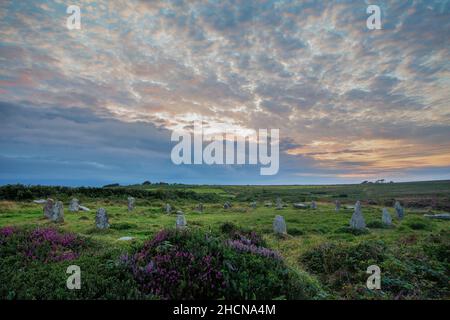 Coucher de soleil sur des pierres debout en granit formant Tregeseal Stone Circle, près de St Just, West Penwith, Cornwall, Royaume-Uni Banque D'Images