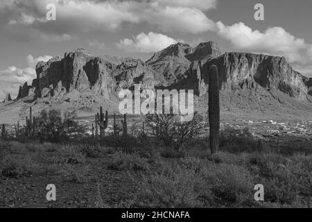 Les magnifiques montagnes Superstition près de Phoenix Arizona s'élèvent du sol du désert Banque D'Images