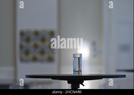 un verre d'eau sur une table Banque D'Images