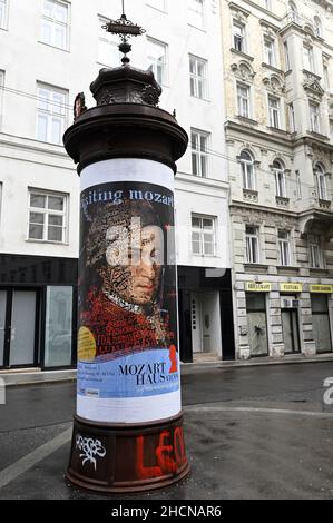 Vienne, Autriche.Publicité pilier à Vienne avec une affiche Mozart Banque D'Images