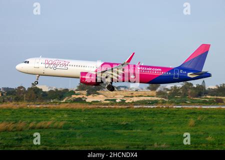 Wizz Air Airbus A321-271NX (REG: HA-LVI) atterrissage en soirée. Banque D'Images