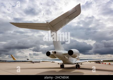 Stuttgart, Allemagne - 11 septembre 2021 : avion Bombardier Global Express de luxe à l'aéroport de Stuttgart (STR) en Allemagne. Banque D'Images