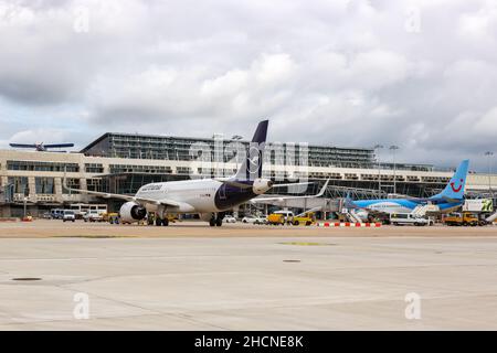 Stuttgart, Allemagne - 11 septembre 2021 : avions devant le terminal 3 de l'aéroport de Stuttgart (STR) en Allemagne. Banque D'Images