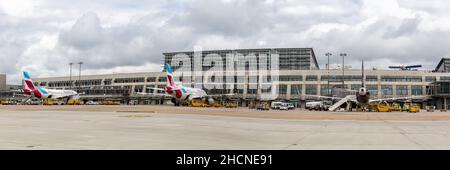 Stuttgart, Allemagne - 11 septembre 2021 : avions Eurowings Europe Airbus au terminal 1 de l'aéroport de Stuttgart (STR) en Allemagne. Banque D'Images