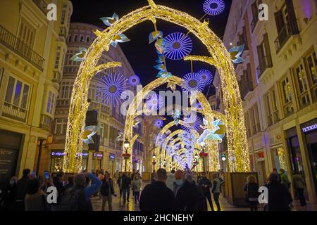 Vue panoramique des lumières de noël dans la rue Larios à Málaga (Espagne, novembre 2021). Banque D'Images