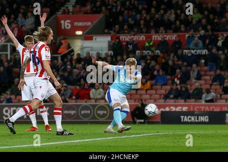 Stoke on Trent, Royaume-Uni.30th décembre 2021.Kamil Jozwiak de Derby County tire à but et le gardien de but de Stoke City Adam Davies sauve, mais son effort était offensé.EFL Skybet Championship Match, Stoke City v Derby County, au stade Bet365 de Stoke on Trent, le jeudi 30th décembre 2021. Cette image ne peut être utilisée qu'à des fins éditoriales.Utilisation éditoriale uniquement, licence requise pour une utilisation commerciale.Aucune utilisation dans les Paris, les jeux ou les publications d'un seul club/ligue/joueur.pic par Chris Stading/Andrew Orchard sports Photography/Alamy Live News crédit: Andrew Orchard sports Photography/Alamy Live News Banque D'Images