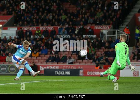 Stoke on Trent, Royaume-Uni.30th décembre 2021.Kamil Jozwiak de Derby County tire à but et le gardien de but de Stoke City Adam Davies sauve, mais son effort était offensé.EFL Skybet Championship Match, Stoke City v Derby County, au stade Bet365 de Stoke on Trent, le jeudi 30th décembre 2021. Cette image ne peut être utilisée qu'à des fins éditoriales.Utilisation éditoriale uniquement, licence requise pour une utilisation commerciale.Aucune utilisation dans les Paris, les jeux ou les publications d'un seul club/ligue/joueur.pic par Chris Stading/Andrew Orchard sports Photography/Alamy Live News crédit: Andrew Orchard sports Photography/Alamy Live News Banque D'Images