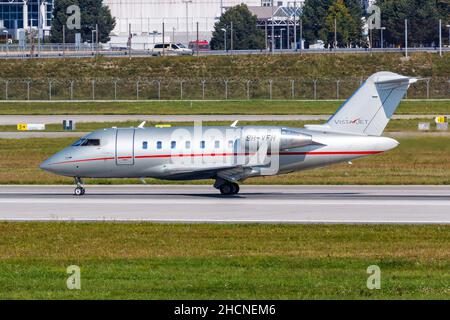 Munich, Allemagne - 9 septembre 2021 : avion Vistajet Bombardier Challenger 605 à l'aéroport de Munich (MUC) en Allemagne. Banque D'Images