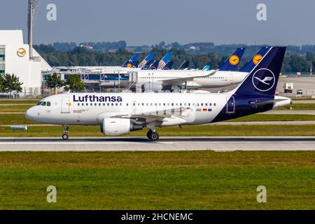 Munich, Allemagne - 9 septembre 2021 : avion Airbus A319 de Lufthansa à l'aéroport de Munich (MUC) en Allemagne. Banque D'Images