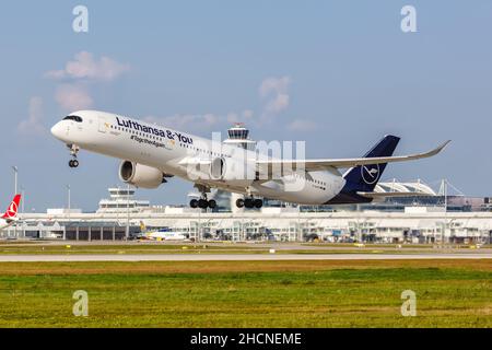 Munich, Allemagne - 9 septembre 2021 : avion Lufthansa Airbus A350-900 à l'aéroport de Munich (MUC) en Allemagne. Banque D'Images