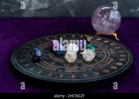Horoscope de zodiaque avec dés de divination Banque D'Images
