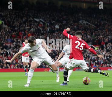 Old Trafford, Manchester, Royaume-Uni.30th décembre 2021.Premier League football Manchester United contre Burnley ; Jadon Sancho de Manchester United tire sous un angle serré pour forcer un but par Ben Mee de Burnley à donner à son côté 2-0 dérivations après 27 minutes crédit: Action plus Sports/Alay Live News Banque D'Images