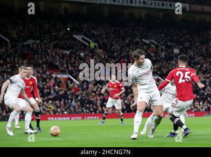 Old Trafford, Manchester, Royaume-Uni.30th décembre 2021.Premier League football Manchester United contre Burnley ; Jadon Sancho de Manchester United tire sous un angle serré pour forcer un but par Ben Mee de Burnley à donner à son côté 2-0 dérivations après 27 minutes crédit: Action plus Sports/Alay Live News Banque D'Images