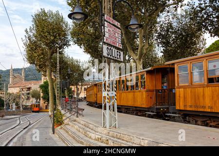 Soller, Espagne - 21 octobre 2021: Train ancien Tren de Soller transport en commun à la gare de Soller à Majorque en Espagne. Banque D'Images