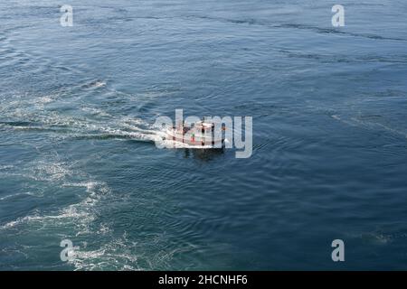 Navire de pêche norvégien retournant au port. Kristiansand, Norvège. Banque D'Images