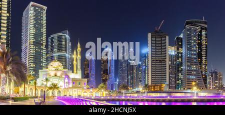 Mosquée à Dubai Marina Skyline architecture richesse voyage de luxe la nuit panorama dans les Émirats arabes Unis Islam Banque D'Images