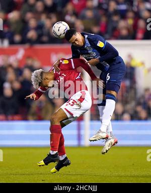 Lyle Taylor (à gauche) de Nottingham Forest et Levi Colwill de Huddersfield Town se battent pour le ballon lors du match de championnat Sky Bet au City Ground, à Nottingham.Date de la photo: Jeudi 30 décembre 2021. Banque D'Images