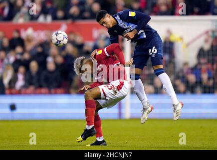 Lyle Taylor (à gauche) de Nottingham Forest et Levi Colwill de Huddersfield Town se battent pour le ballon lors du match de championnat Sky Bet au City Ground, à Nottingham.Date de la photo: Jeudi 30 décembre 2021. Banque D'Images