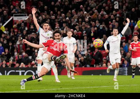 Manchester, Angleterre, 29th décembre 2021.Edinson Cavani de Manchester United volleys dans un tir sauvé par Wayne Hennessey de Burnley à point blanc pendant le match de la Premier League à Old Trafford, Manchester.Le crédit photo devrait se lire: Andrew Yates / Sportimage Banque D'Images