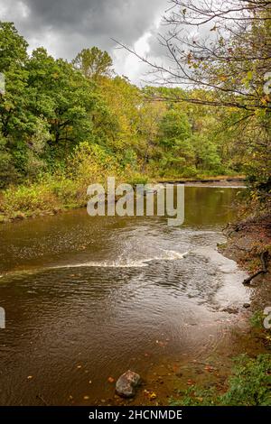 La rivière Ashtabula vue depuis le pont couvert d'Olin-Dewey pendant le changement de couleur des feuilles d'automne dans le comté d'Ashtabula, Ohio. Banque D'Images