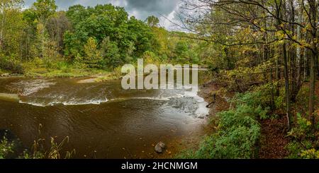 La rivière Ashtabula vue depuis le pont couvert d'Olin-Dewey pendant le changement de couleur des feuilles d'automne dans le comté d'Ashtabula, Ohio. Banque D'Images