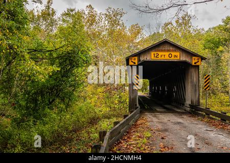 Le pont couvert d'Olin Dewey traverse la rivière Ashtabula pendant le changement de couleur des feuilles d'automne dans le comté d'Ashtabula, Ohio. Banque D'Images