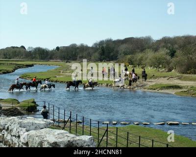 Les gens qui montent à cheval sur la rivière Ewenny à Ogmore près de Bridgend au pays de Galles Royaume-Uni. Campagne galloise activités de plein air Banque D'Images