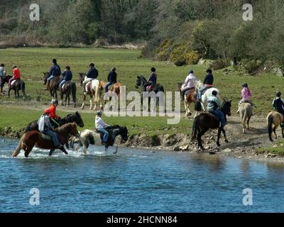 Les gens qui montent à cheval sur la rivière Ewenny à Ogmore près de Bridgend au pays de Galles Royaume-Uni. Campagne galloise activités de plein air Banque D'Images