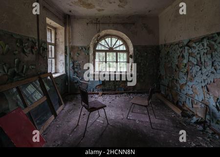 À l'intérieur de l'ancien asile pour l'aliéné. Hôpital psychiatrique abandonné, créepy sombre Banque D'Images