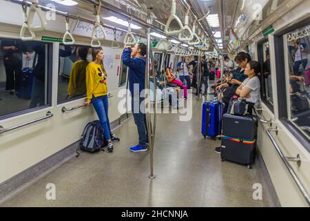 SINGAPOUR, SINGAPOUR - 10 MARS 2018 : intérieur d'un train MRT à Singapour. Banque D'Images