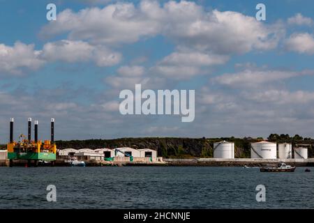 Vue sur Deadman's Bay depuis Plymouth Sound, montrant le terminal de carburant de GreEnergy et le bateau-grue Jub Commander.Devon, Royaume-Uni Banque D'Images