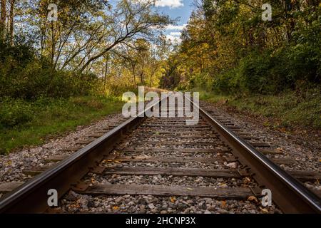 Les pistes du chemin de fer panoramique de la vallée de Cuyahoga traversent le parc national de la vallée de Cuyahoga pendant le changement de couleur des feuilles d'automne dans l'Ohio. Banque D'Images