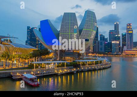 SINGAPOUR, SINGAPOUR - 10 MARS 2018 : Skyline of Marina Bay, Singapour Banque D'Images