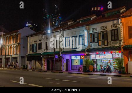 SINGAPOUR, SINGAPOUR - 10 MARS 2018 : vue de nuit sur les maisons du quartier chinois de Singapour Banque D'Images