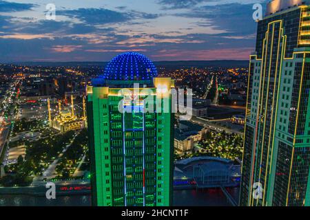 GROZNY, RUSSIE - 25 JUIN 2018 : vue aérienne de nuit de Grozny, Russie Banque D'Images