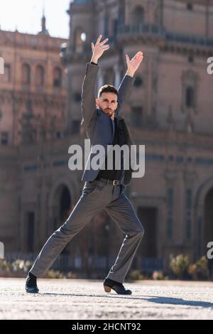 Photo verticale d'un danseur masculin qui interprète le flamenco en plein air Banque D'Images